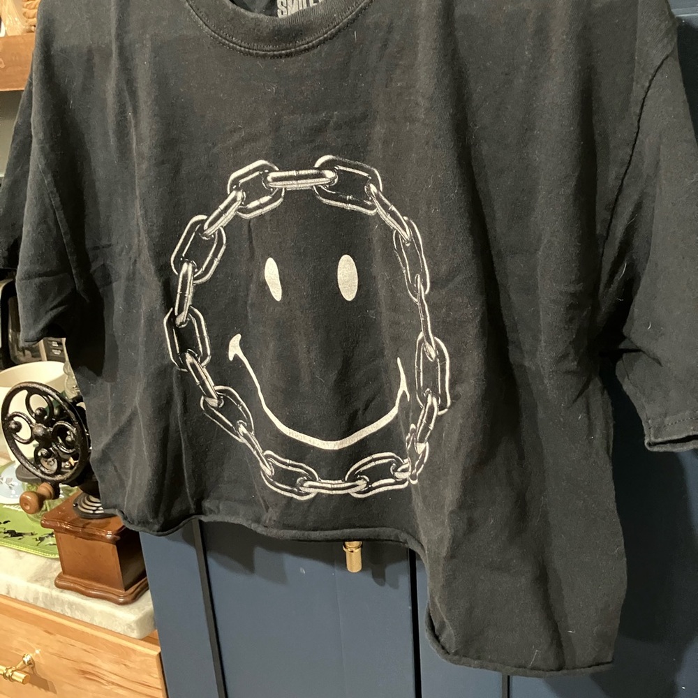 Alternative Smiley T-Shirt - Picture 3 of 6
